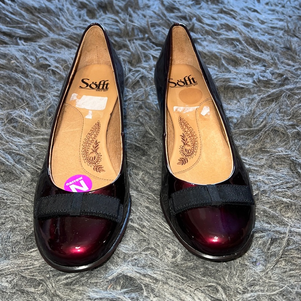 Women's new Sofft patent leather 2" heels, sz 7.5 narrow with black bow